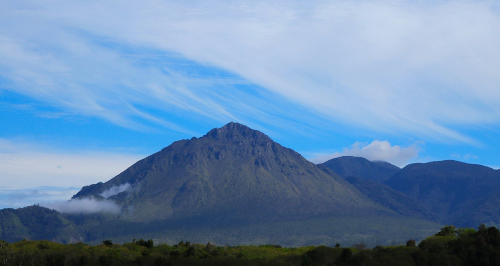 Gunung Burni Telong adalah gunung berapi aktif yang berada di Kabupaten Bener Meriah